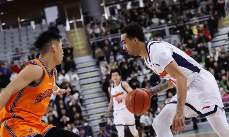 49图库-上海男篮战胜广东男篮晋级四强,赛季三杀广东