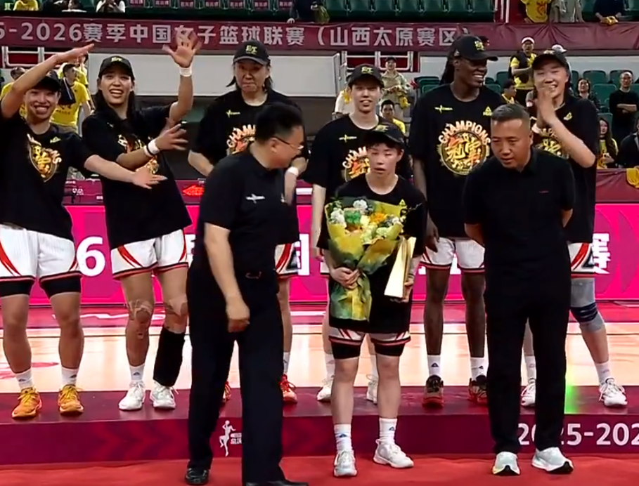 49图库官网首页-李缘获FMVP！两记超远3分锁胜局 怒吼一幕令人泪目宫鲁鸣重选她？